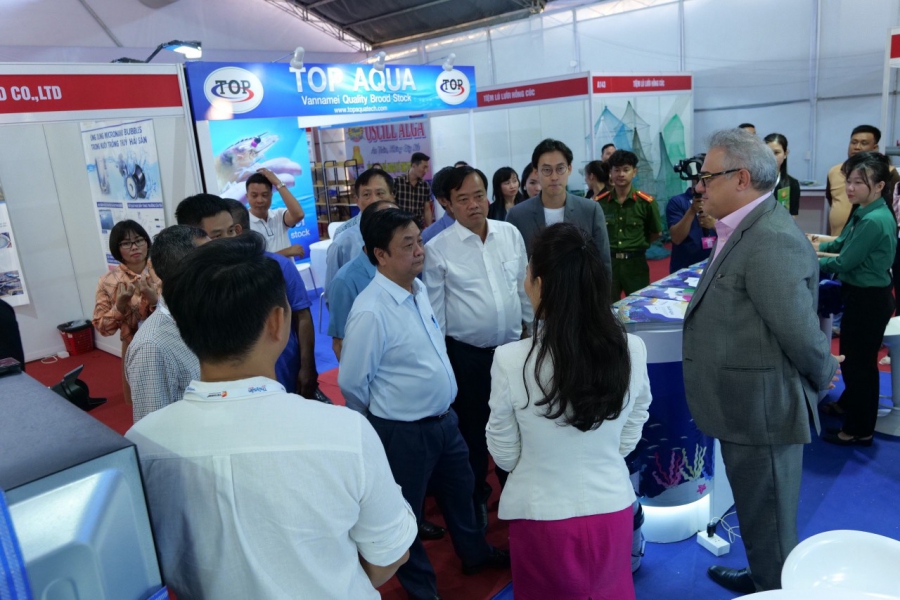 Bộ trưởng Lê Minh Hoan và những khoảnh khắc khích lệ những doanh nghiệp vì một Ngành Thuỷ sản phát triển bền vững tại Triển lãm Vietshrimp 2024.
